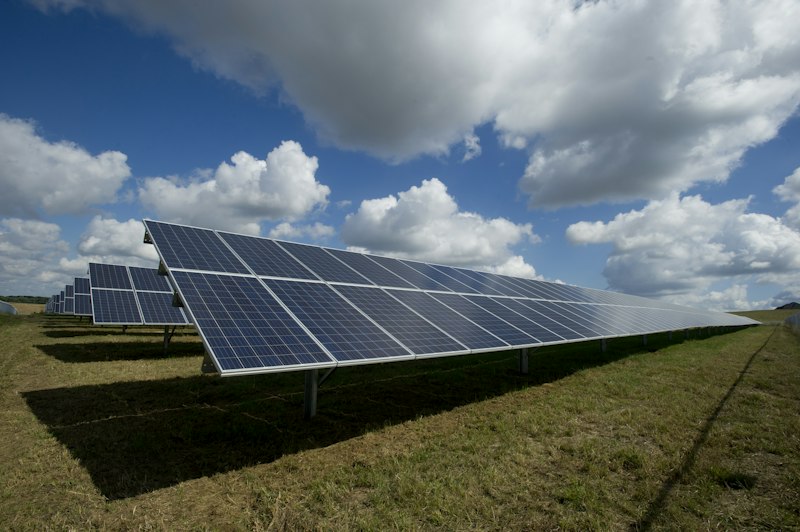 Planta eléctrica y paneles solares
